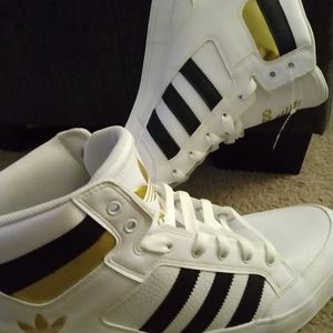 Hard court white black gold Adidas men's basketball shoes size 13 brand new w/o